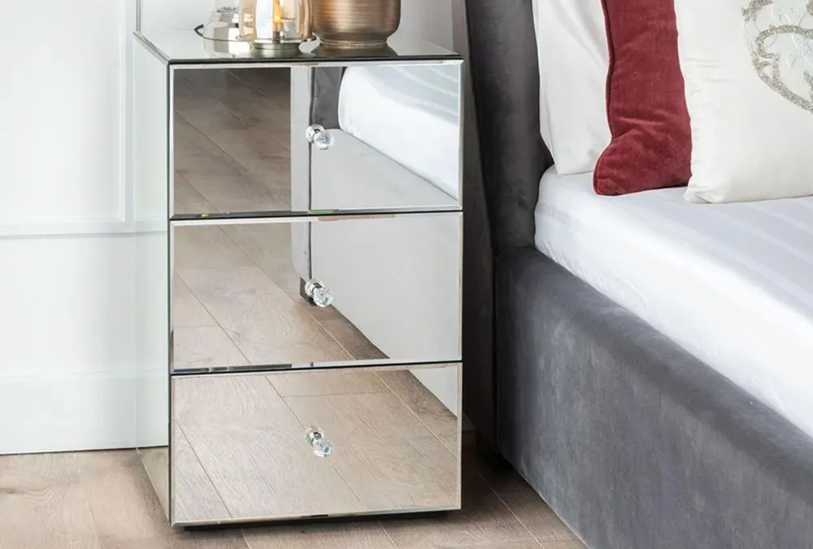 Pros and Cons of Mirrored Furniture - 002