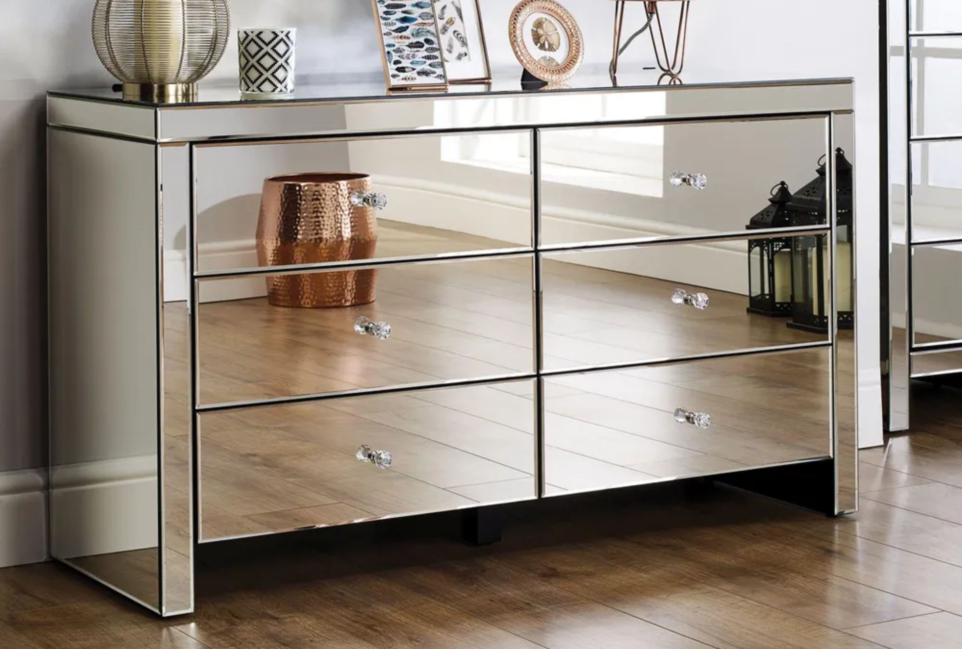Pros and Cons of Mirrored Furniture - 004